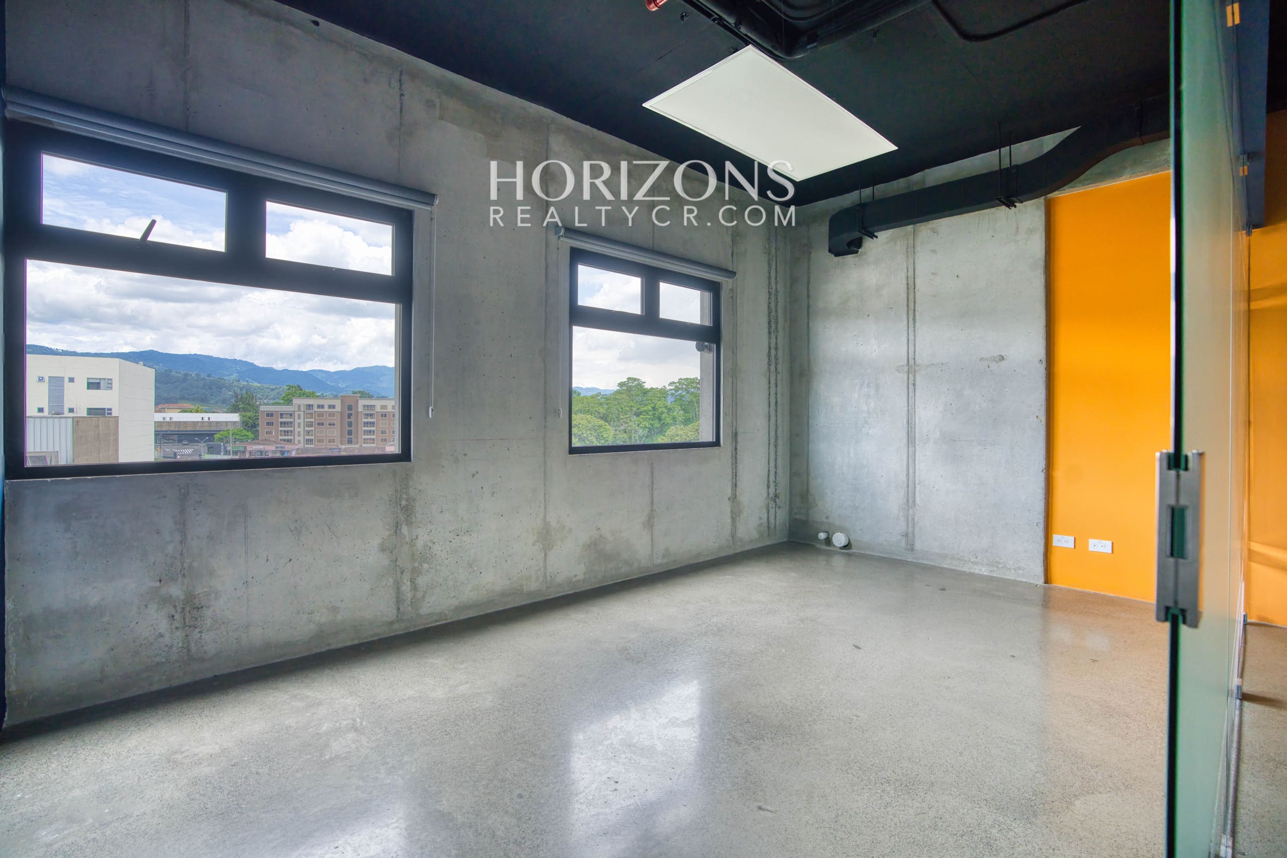 Se Alquila oficina en Oficentro Momentum Pinares 146m² hcr30