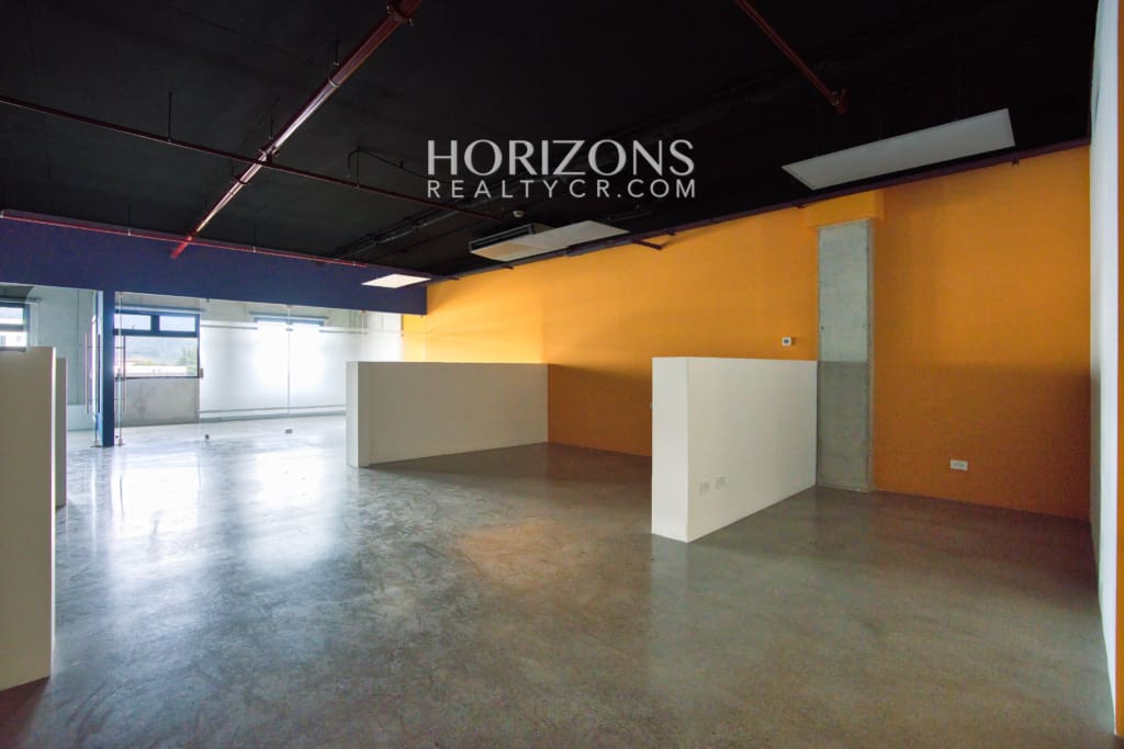 Se Alquila oficina en Oficentro Momentum Pinares 146m² hcr30