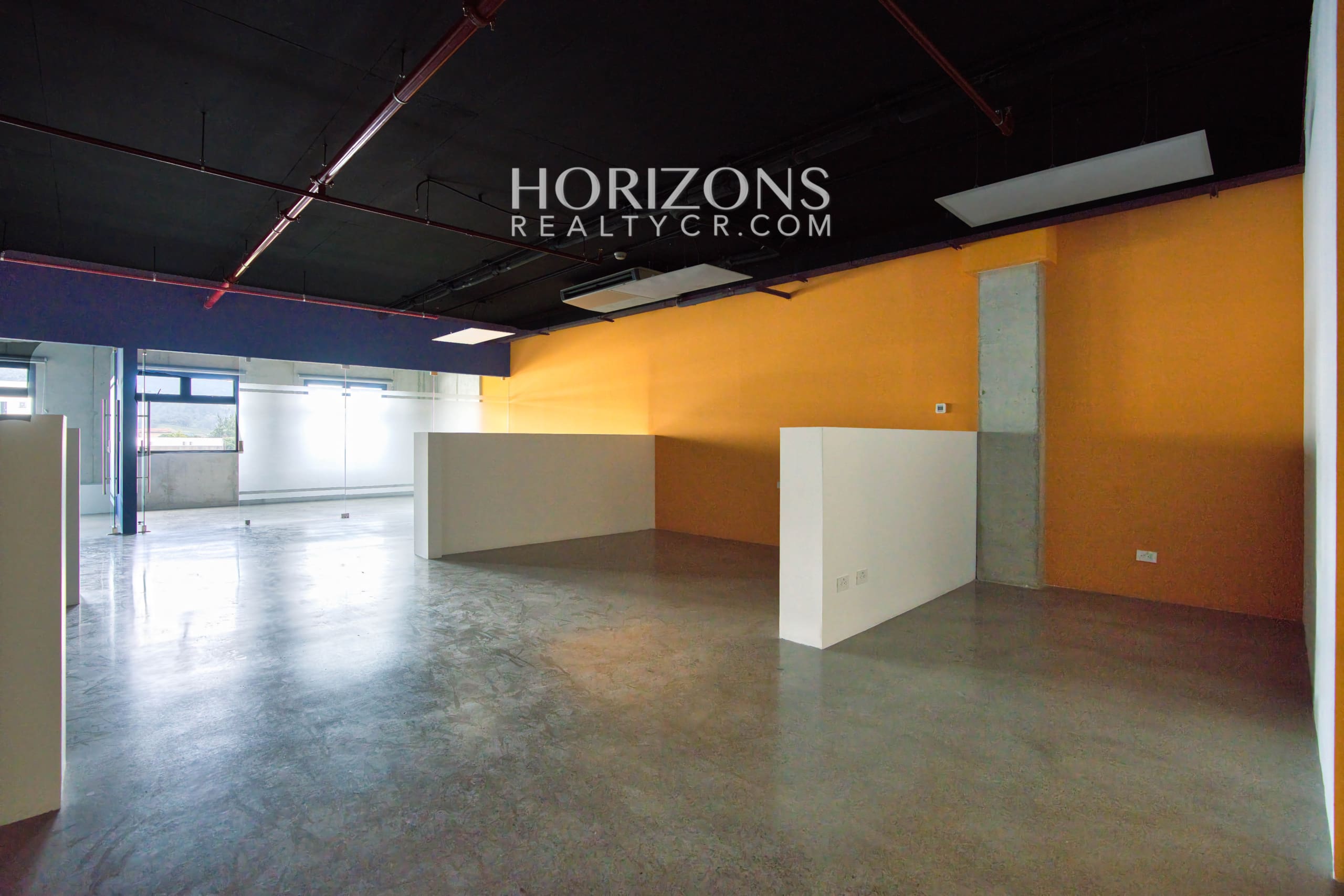 Se Alquila oficina en Oficentro Momentum Pinares 146m² hcr30
