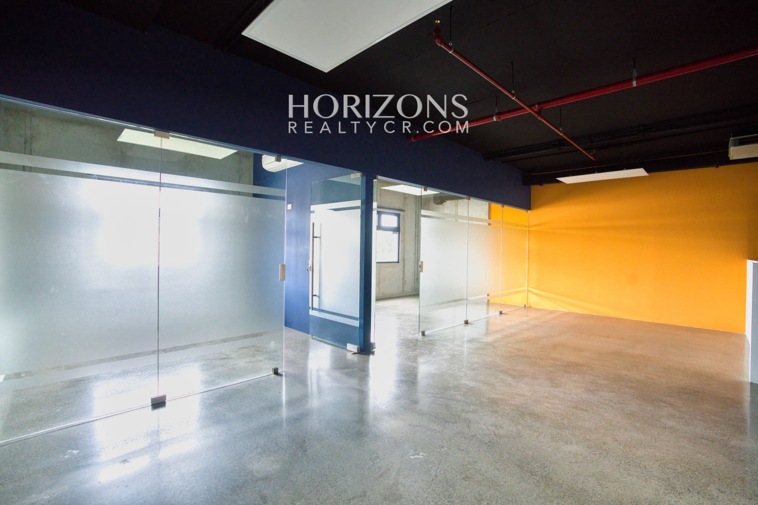 Se Alquila oficina en Oficentro Momentum Pinares 146m² hcr30