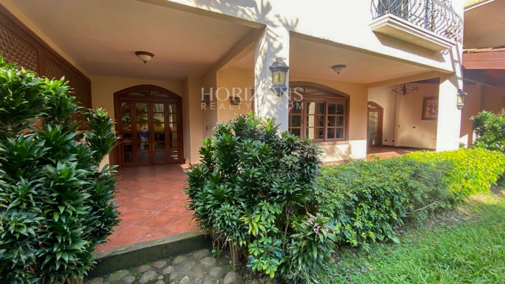 Casa en Alquiler Disponible En Condominio  Via Cipreses Curridabat 4 Habitaciones nja1284