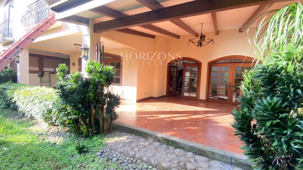 Casa en Alquiler Disponible En Condominio  Via Cipreses Curridabat 4 Habitaciones nja1284
