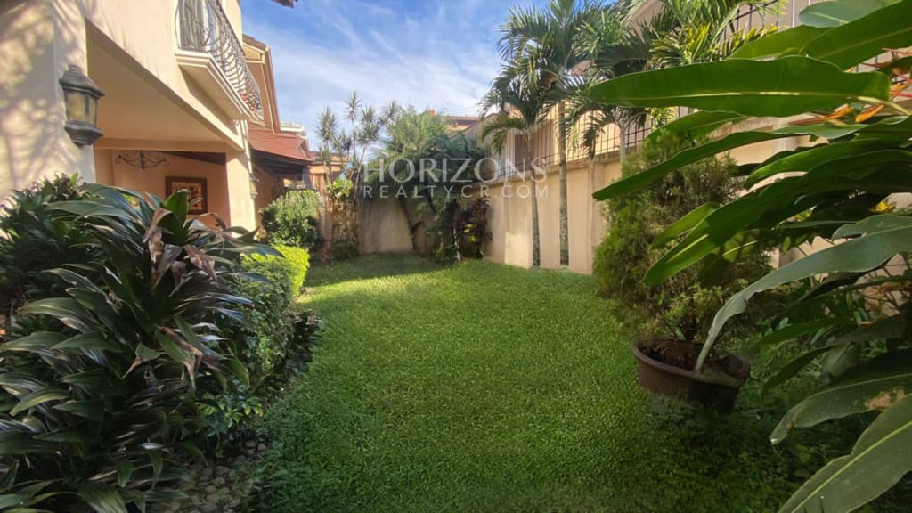 Casa en Alquiler Disponible En Condominio  Via Cipreses Curridabat 4 Habitaciones nja1284