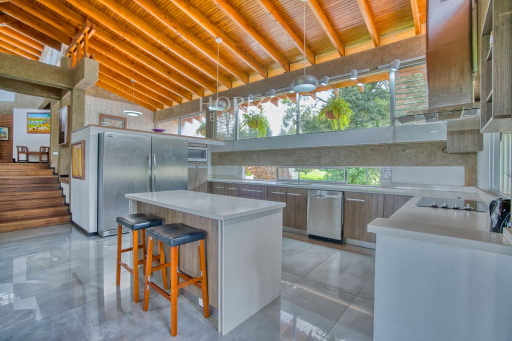 Residencia de lujo amueblada en San Rafael Montes de Oca con vistas panorámicas y 10.000 m² de terreno nja1003