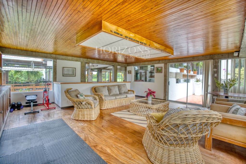 Residencia de lujo amueblada en San Rafael Montes de Oca con vistas panorámicas y 10.000 m² de terreno nja1003