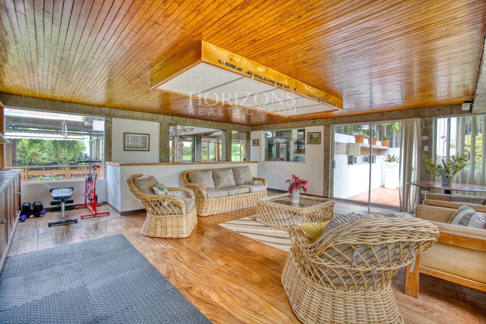 Residencia de lujo amueblada en San Rafael Montes de Oca con vistas panorámicas y 10.000 m² de terreno nja1003