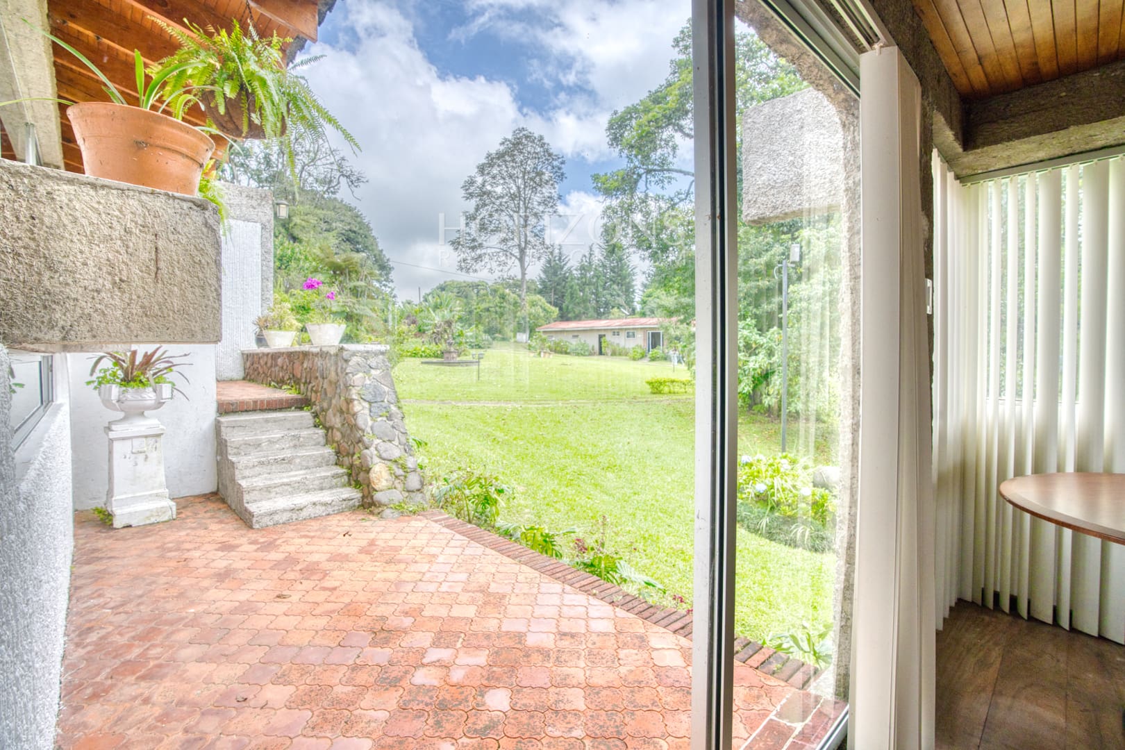 Residencia de lujo amueblada en San Rafael Montes de Oca con vistas panorámicas y 10.000 m² de terreno nja1003