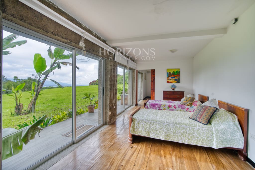 Residencia de lujo amueblada en San Rafael Montes de Oca con vistas panorámicas y 10.000 m² de terreno nja1003