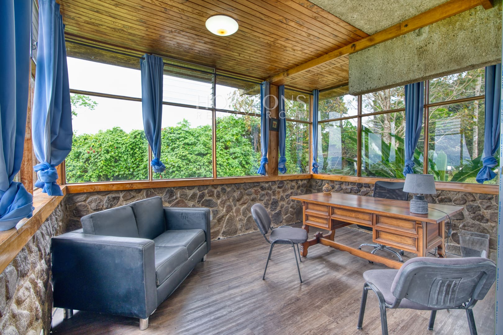 Residencia de lujo amueblada en San Rafael Montes de Oca con vistas panorámicas y 10.000 m² de terreno nja1003