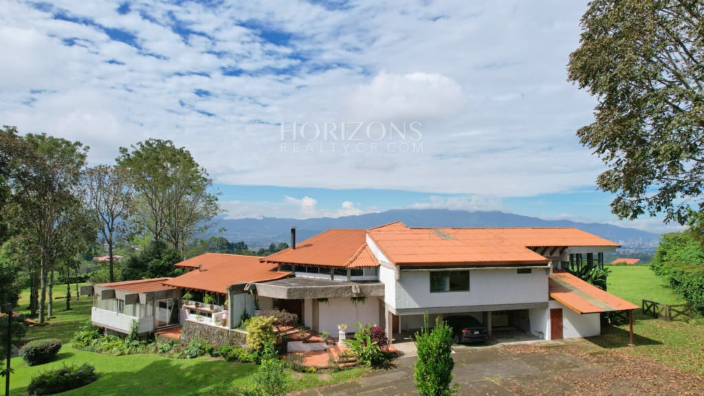 Residencia de lujo amueblada en San Rafael Montes de Oca con vistas panorámicas y 10.000 m² de terreno nja1003