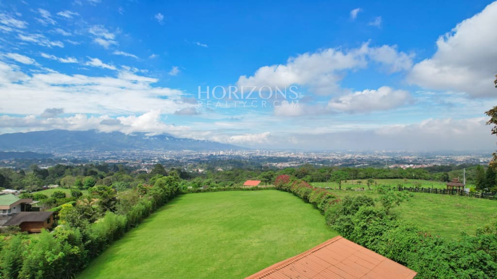 Residencia de lujo amueblada en San Rafael Montes de Oca con vistas panorámicas y 10.000 m² de terreno nja1003
