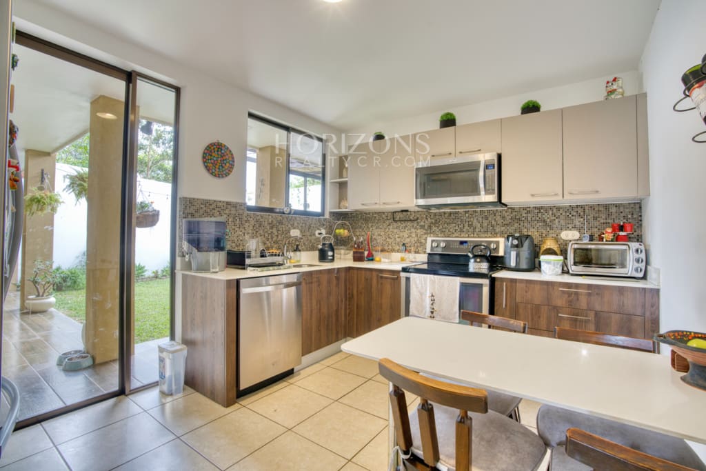 Se Vende Casa con Patio en Condominio Arandas 3 Habitaciones 4 Estacionamientos noj1033