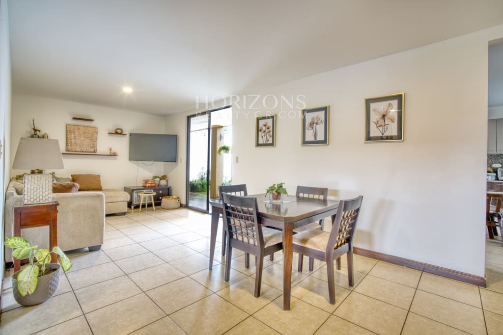 Se Vende Casa con Patio en Condominio Arandas 3 Habitaciones 4 Estacionamientos noj1033