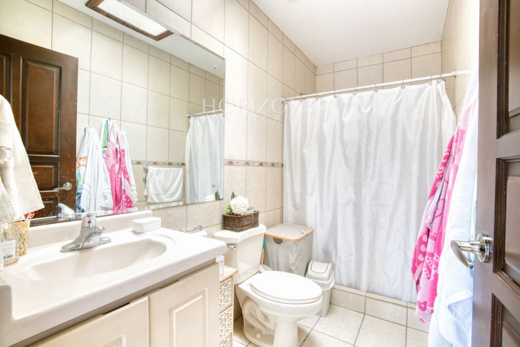 Se Vende Casa con Patio en Condominio Arandas 3 Habitaciones 4 Estacionamientos noj1033