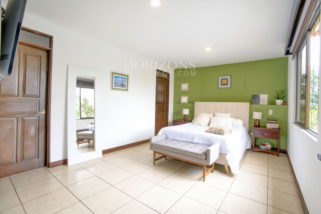 Se Vende Casa con Patio en Condominio Arandas 3 Habitaciones 4 Estacionamientos noj1033