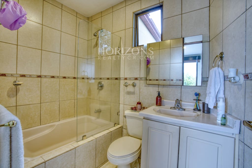 Se Vende Casa con Patio en Condominio Arandas 3 Habitaciones 4 Estacionamientos noj1033