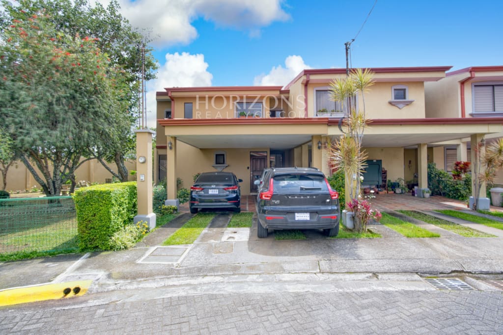 Se Vende Casa Con Patio En Condominio Arandas 3 Habitaciones 4 Estacionamientos Noj1033