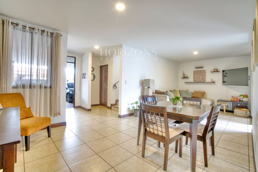Se Vende Casa con Patio en Condominio Arandas 3 Habitaciones 4 Estacionamientos noj1033