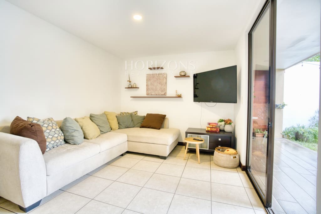 Se Vende Casa con Patio en Condominio Arandas 3 Habitaciones 4 Estacionamientos noj1033