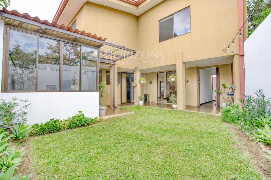 Se Vende Casa con Patio en Condominio Arandas 3 Habitaciones 4 Estacionamientos noj1033