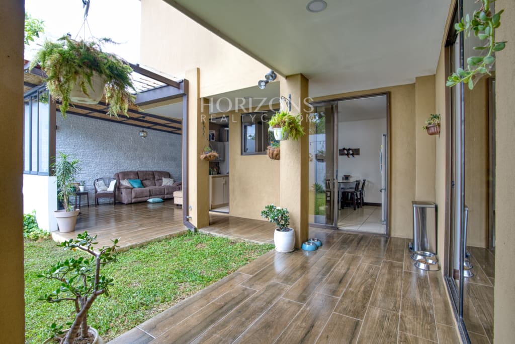 Se Vende Casa con Patio en Condominio Arandas 3 Habitaciones 4 Estacionamientos noj1033