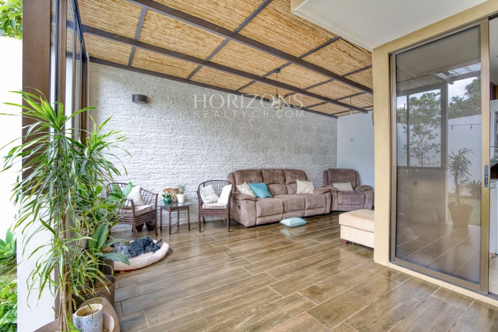 Se Vende Casa con Patio en Condominio Arandas 3 Habitaciones 4 Estacionamientos noj1033