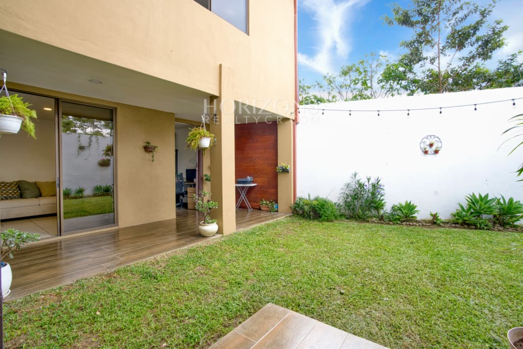 Se Vende Casa con Patio en Condominio Arandas 3 Habitaciones 4 Estacionamientos noj1033