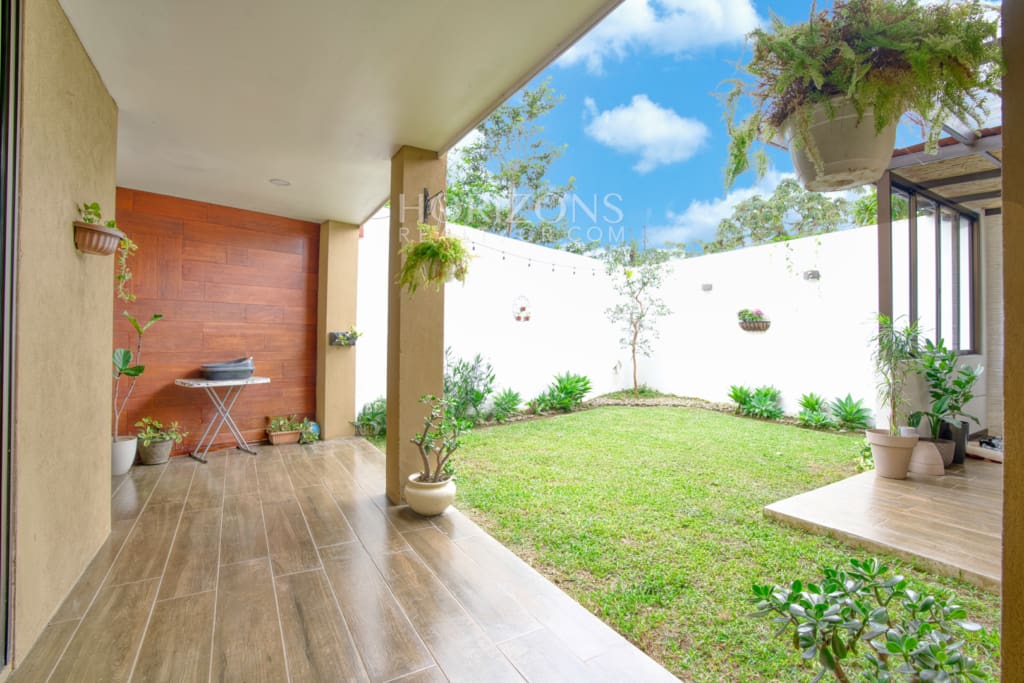 Se Vende Casa con Patio en Condominio Arandas 3 Habitaciones 4 Estacionamientos noj1033