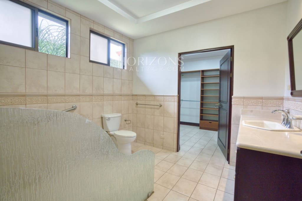Casa de una Planta en Residencial Altamonte 3 Habitaciones más Oficina y C. Servicio nja1301