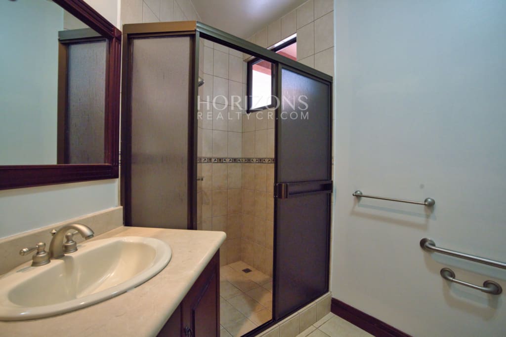 Casa de una Planta en Residencial Altamonte 3 Habitaciones más Oficina y C. Servicio nja1301