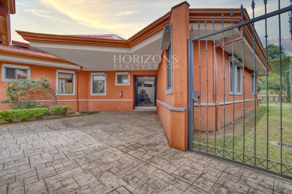 Casa de una Planta en Residencial Altamonte 3 Habitaciones más Oficina y C. Servicio nja1301