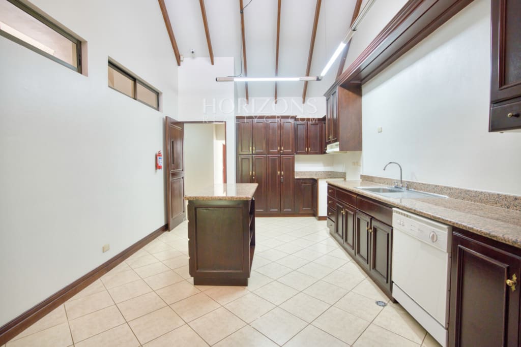 Casa de una Planta en Residencial Altamonte 3 Habitaciones más Oficina y C. Servicio nja1301