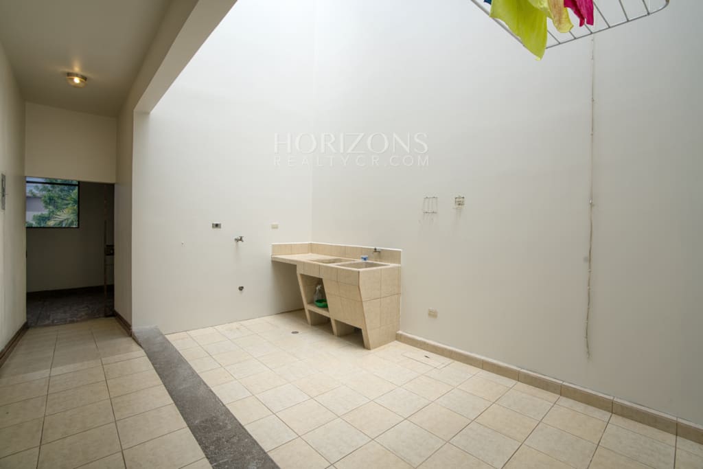 Casa de una Planta en Residencial Altamonte 3 Habitaciones más Oficina y C. Servicio nja1301