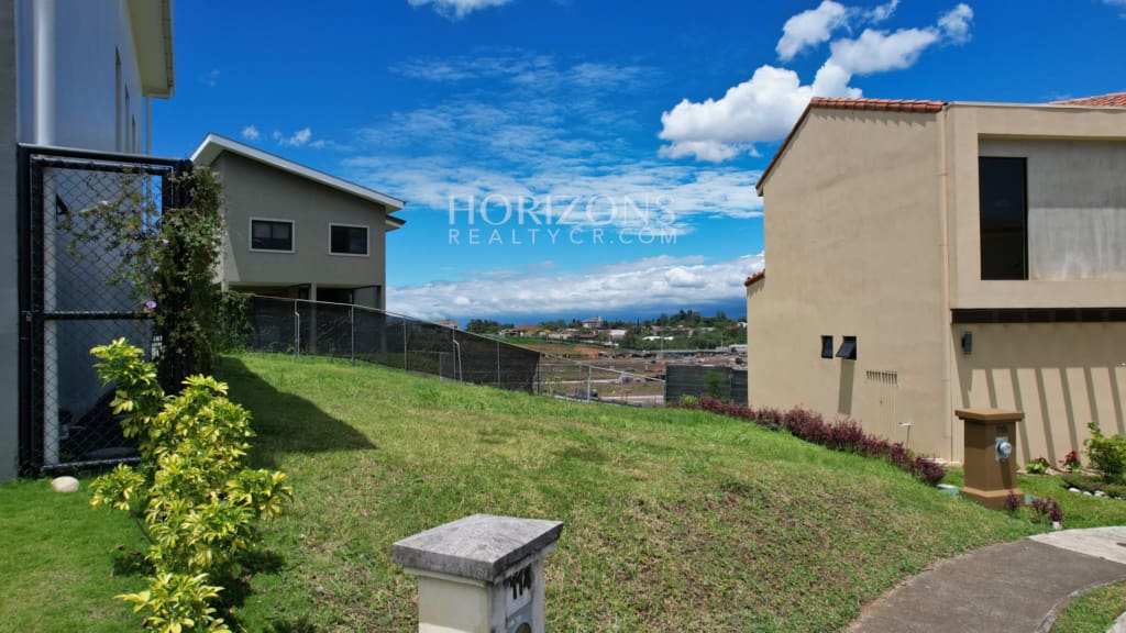 En Venta Lote Condominio Tierras del Este Curridabat 303m2 nja1299
