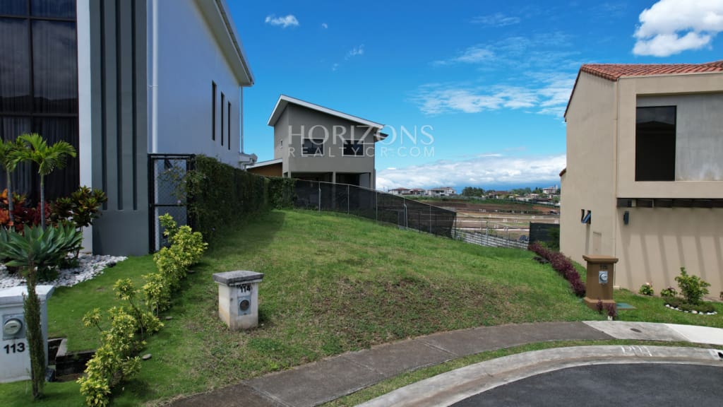 En Venta Lote Condominio Tierras del Este Curridabat 303m2 nja1299