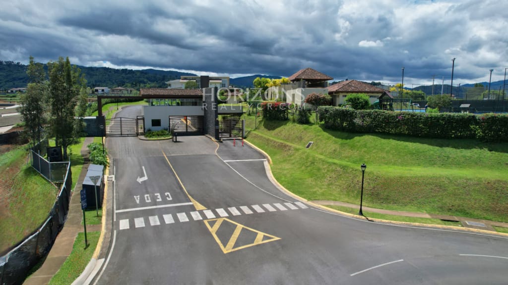 En Venta Lote Condominio Tierras del Este Curridabat 303m2 nja1299
