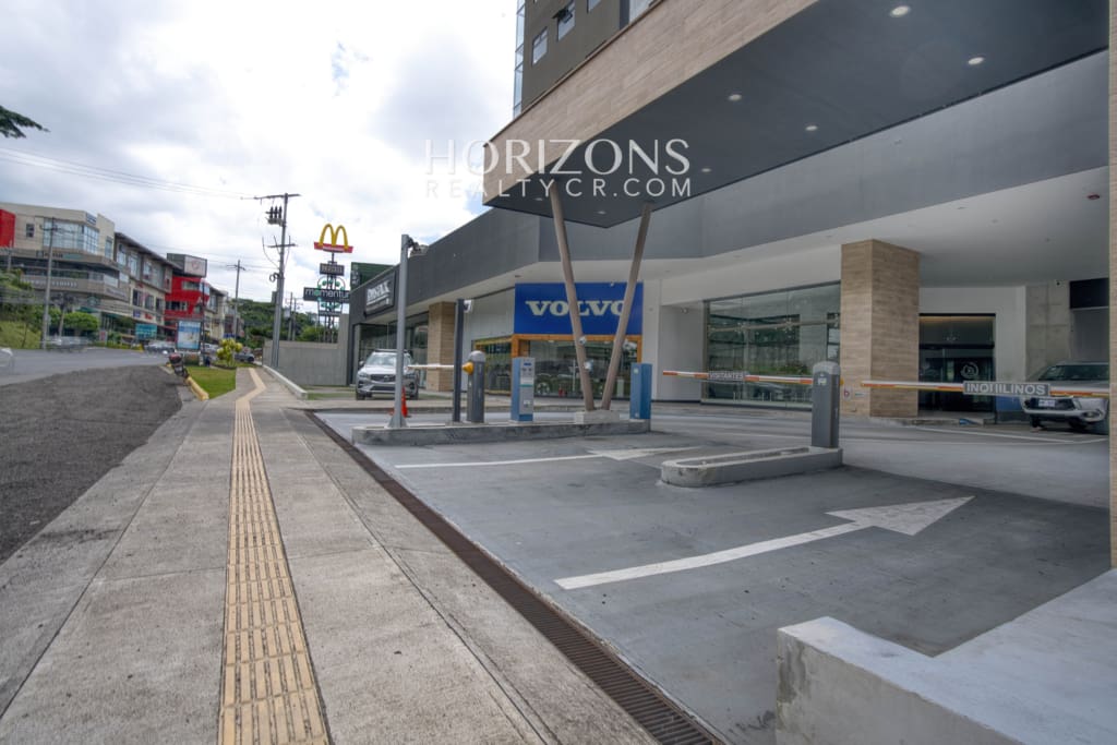 Se Vende Estrene su Oficina en Oficentro Momentum Pinares 146m² hrc36