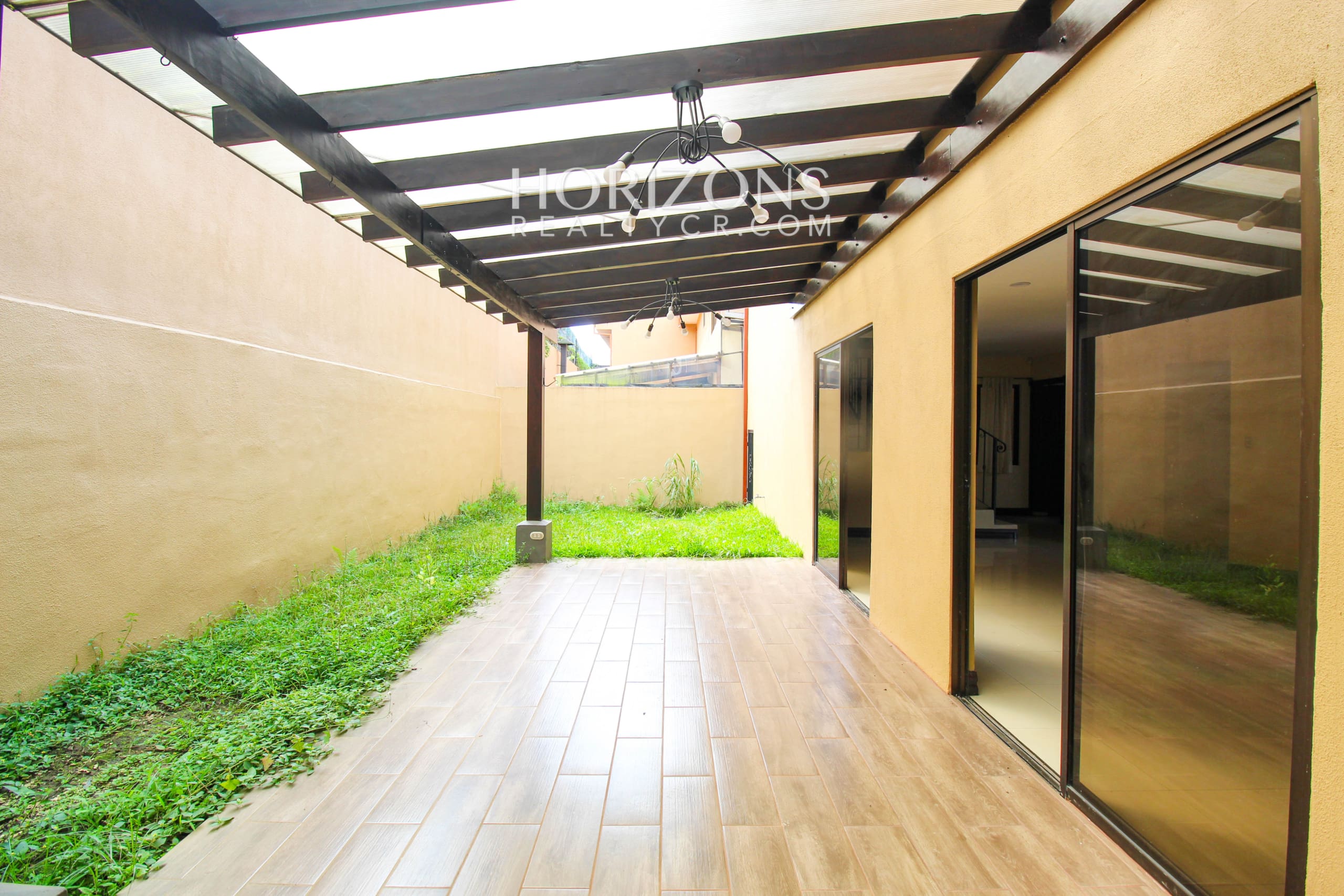 Se Alquila Casa con Patio en Condominio Sabanilla 3 habitaciones 4 Estacionamientos noj1034
