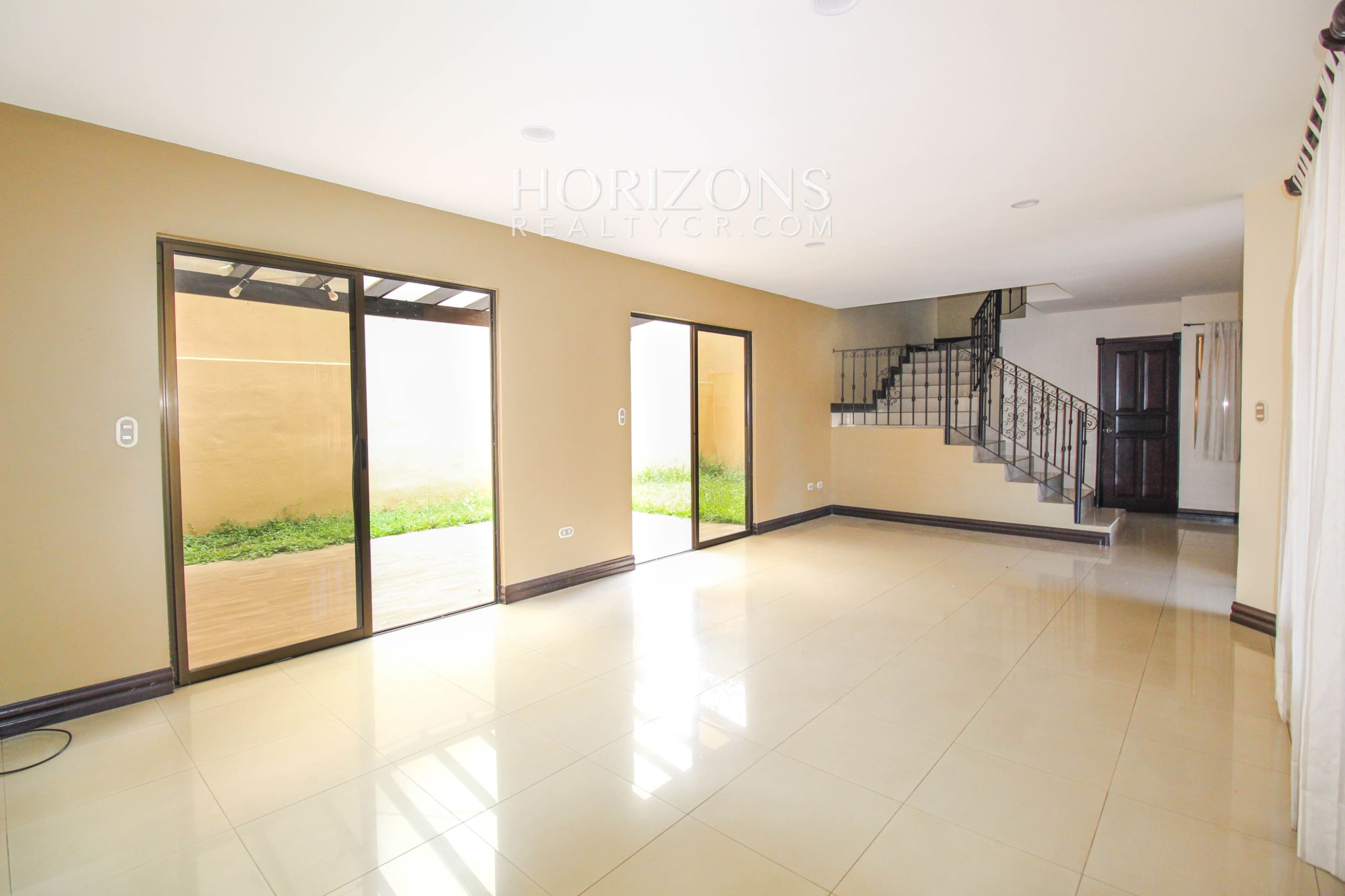 Se Alquila Casa con Patio en Condominio Sabanilla 3 habitaciones 4 Estacionamientos noj1034