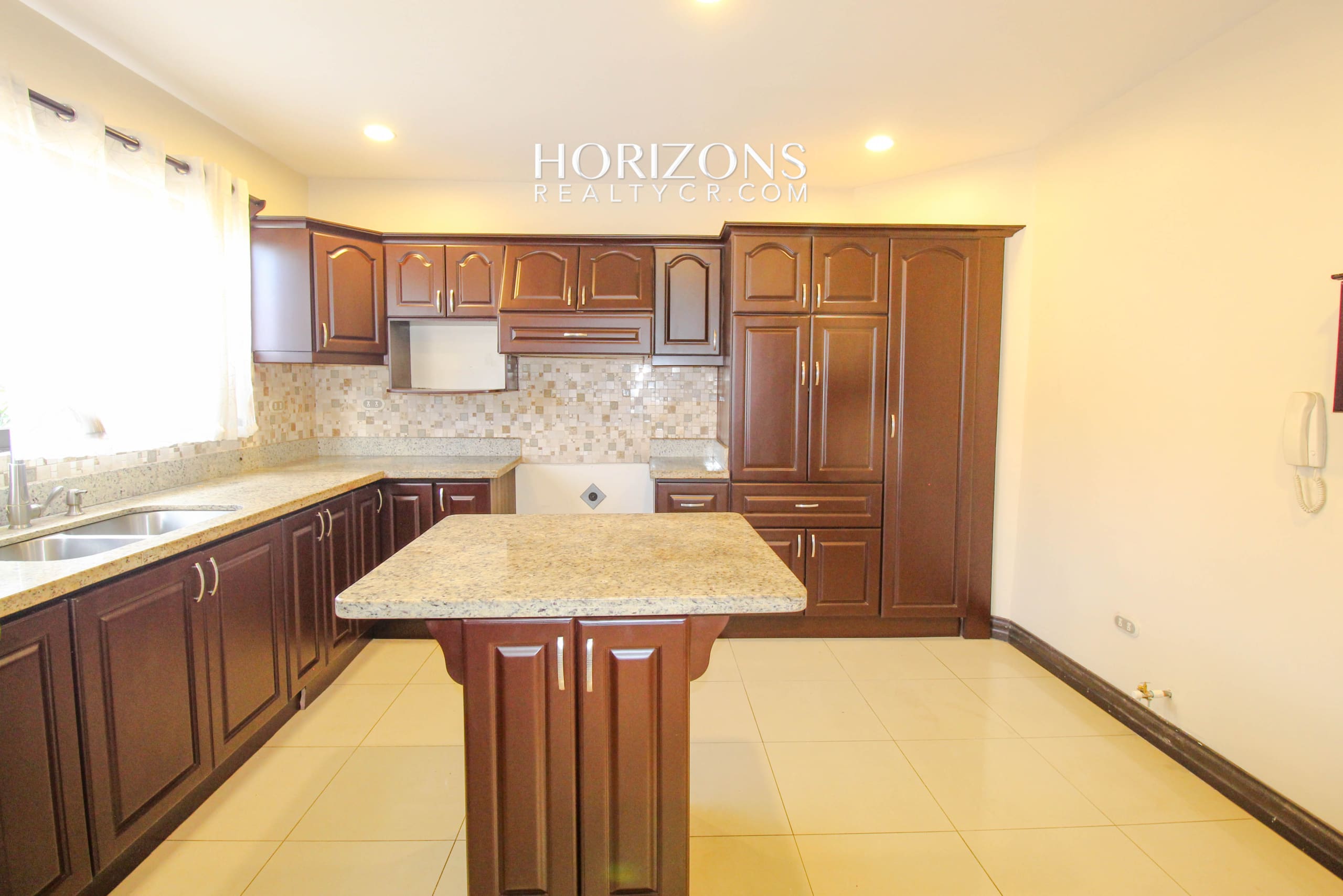 Se Alquila Casa con Patio en Condominio Sabanilla 3 habitaciones 4 Estacionamientos noj1034