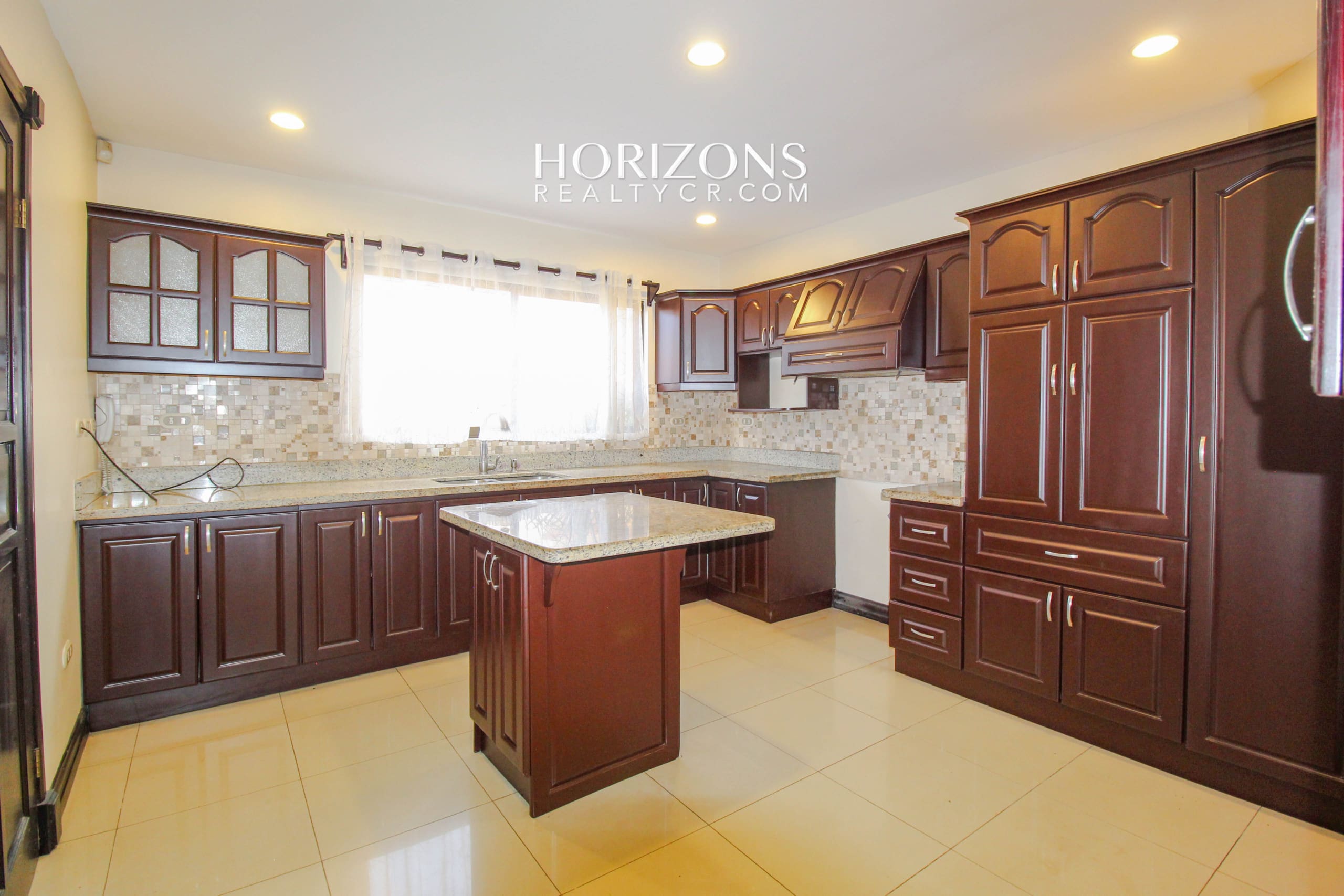 Se Alquila Casa con Patio en Condominio Sabanilla 3 habitaciones 4 Estacionamientos noj1034