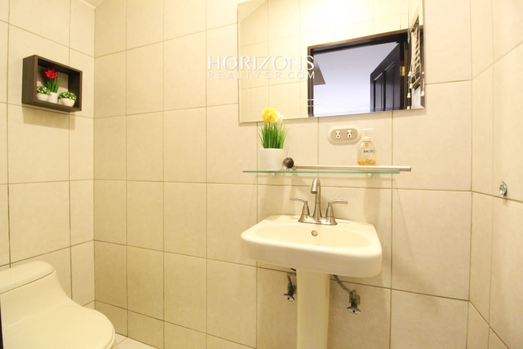 Se Alquila Casa con Patio en Condominio Sabanilla 3 habitaciones 4 Estacionamientos noj1034