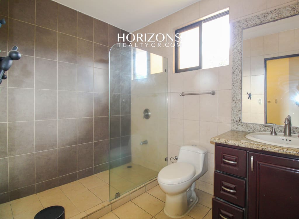 Se Alquila Casa con Patio en Condominio Sabanilla 3 habitaciones 4 Estacionamientos noj1034