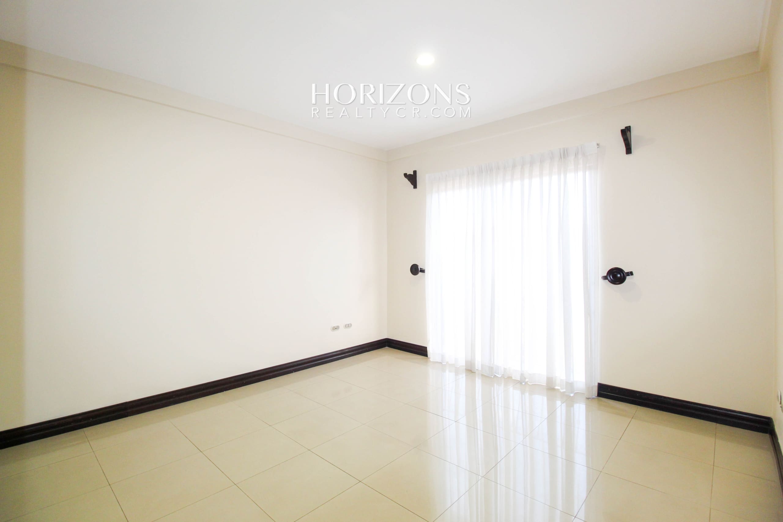 Se Alquila Casa con Patio en Condominio Sabanilla 3 habitaciones 4 Estacionamientos noj1034