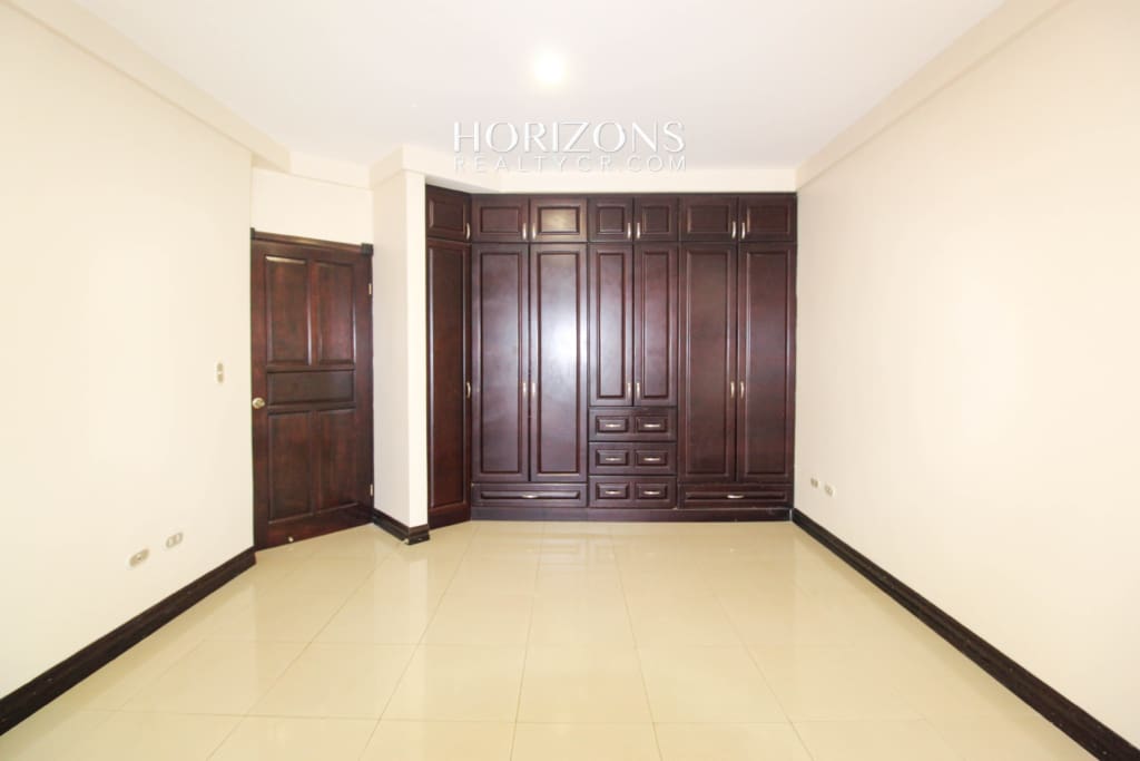 Se Alquila Casa con Patio en Condominio Sabanilla 3 habitaciones 4 Estacionamientos noj1034