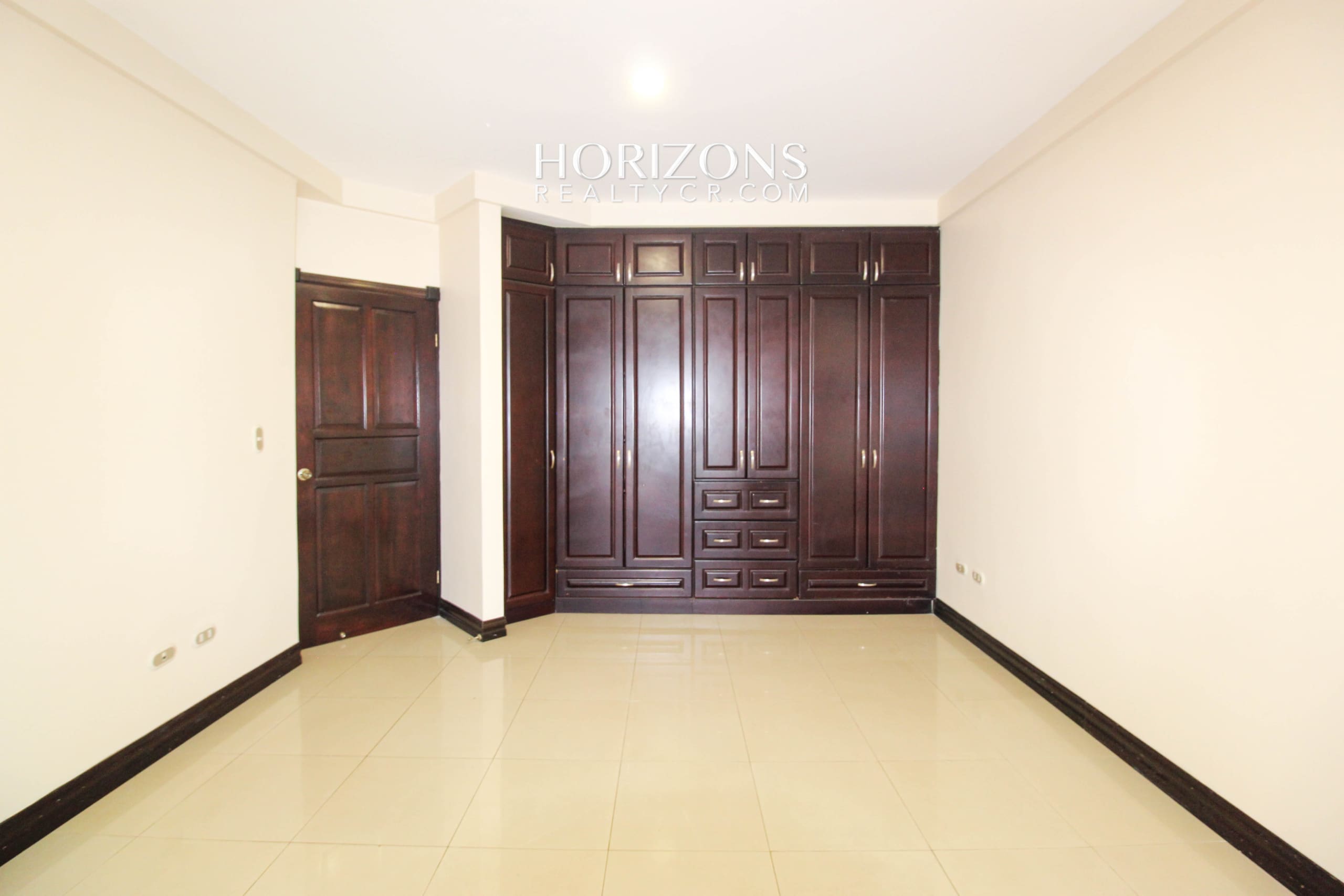 Se Alquila Casa con Patio en Condominio Sabanilla 3 habitaciones 4 Estacionamientos noj1034