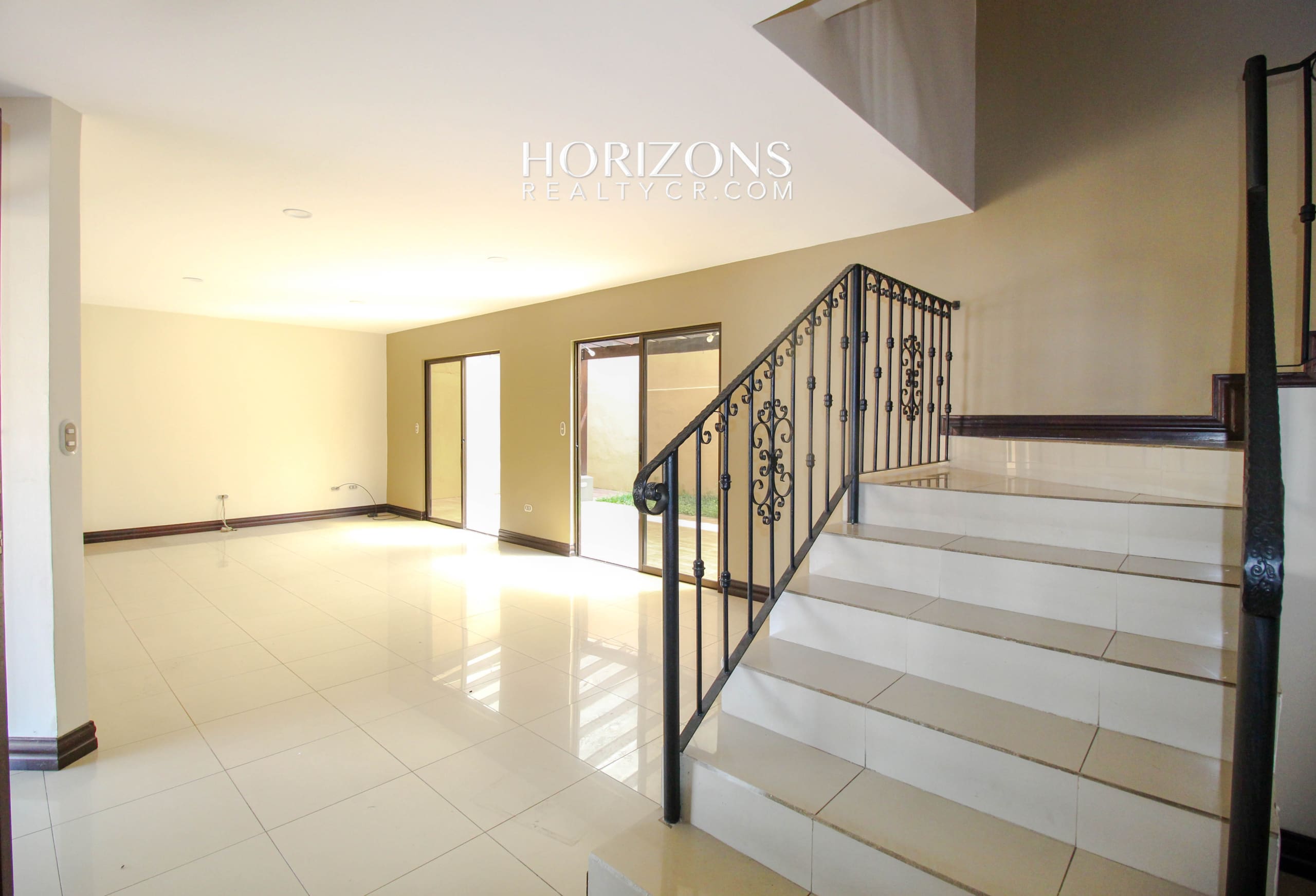 Se Alquila Casa con Patio en Condominio Sabanilla 3 habitaciones 4 Estacionamientos noj1034
