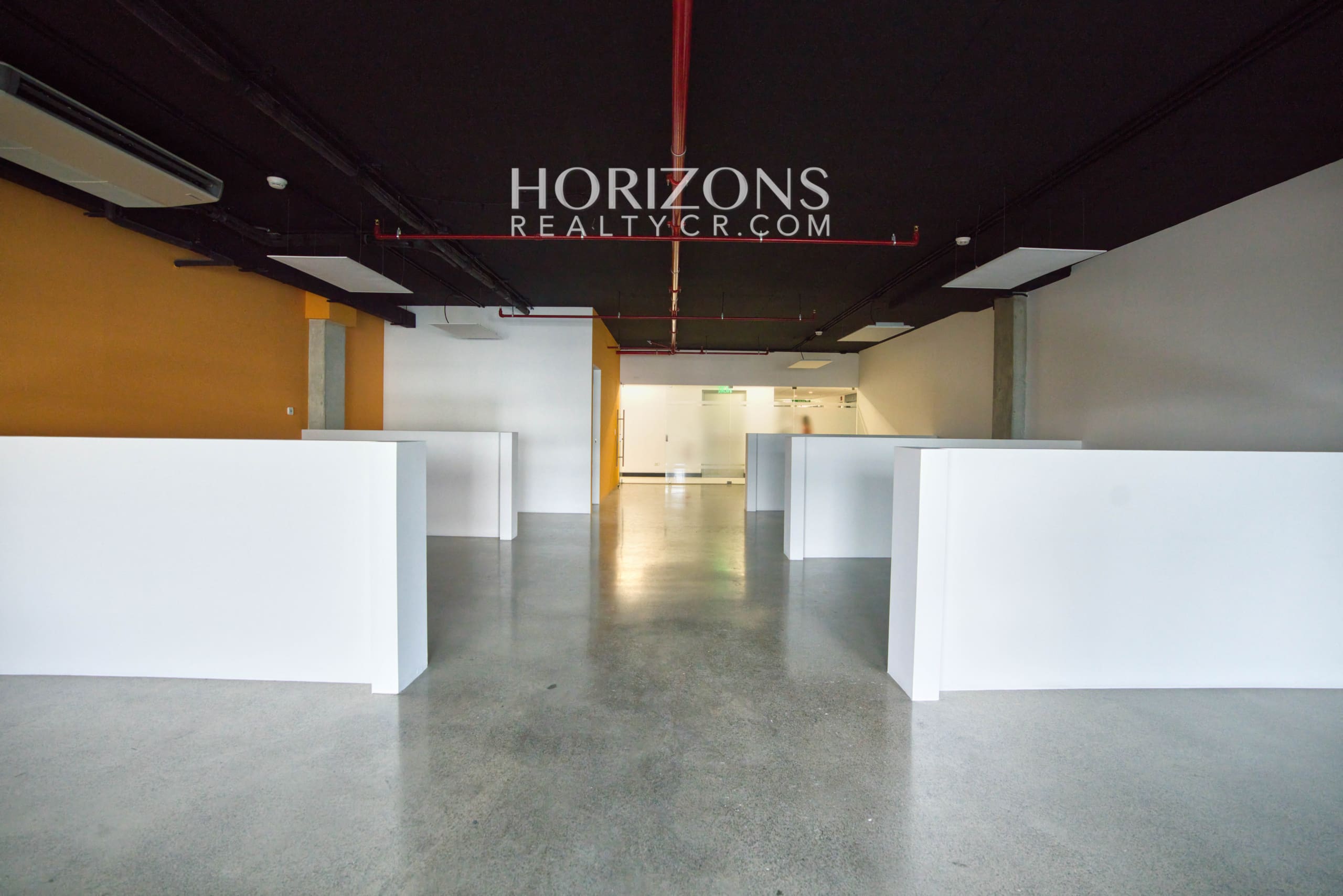 Se Alquila oficina en Oficentro Momentum Pinares 146m² hcr30