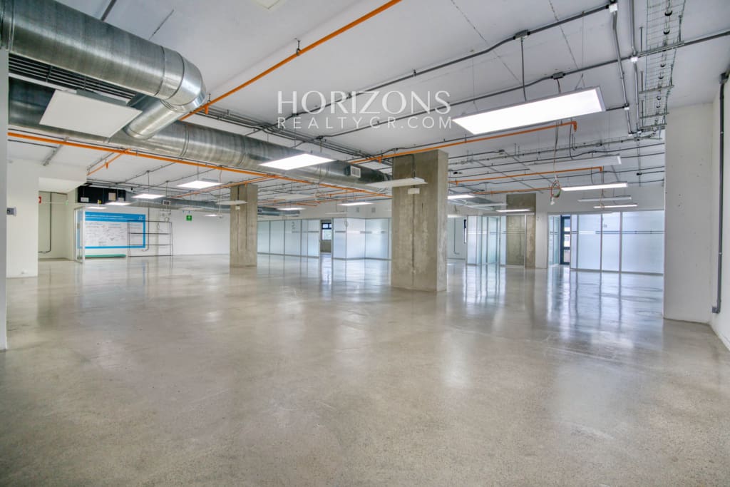 Alquiler de Moderna Oficina en Oficentro Momentum Pinares 411m² hrc31
