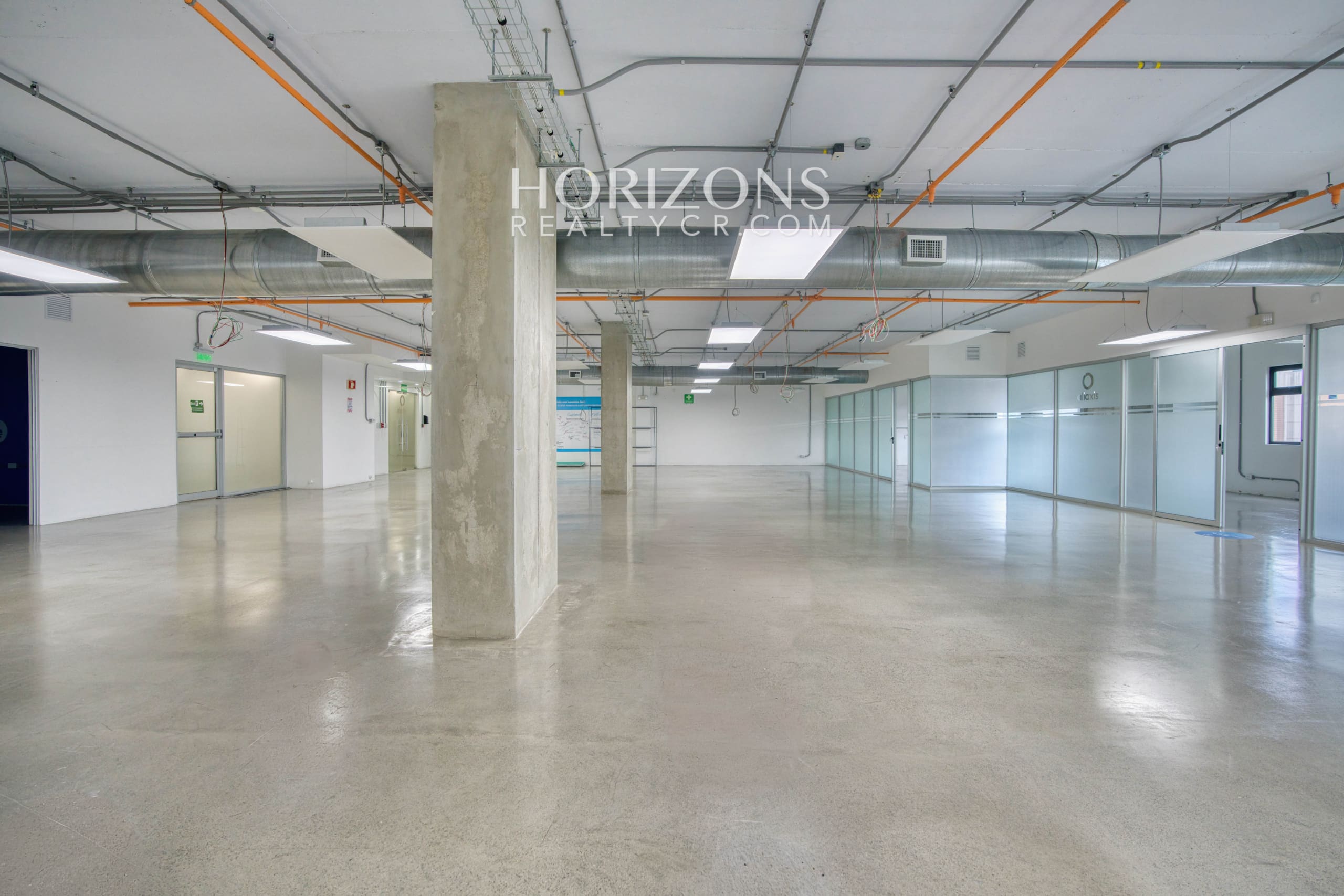 Alquiler de Moderna Oficina en Oficentro Momentum Pinares 411m² hrc31